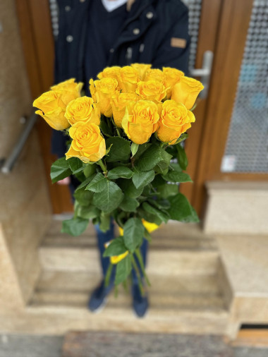 Kytice žlutých růží 70 cm